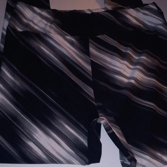 TC2 LuLaRoe Leggings - Picture 3 of 8